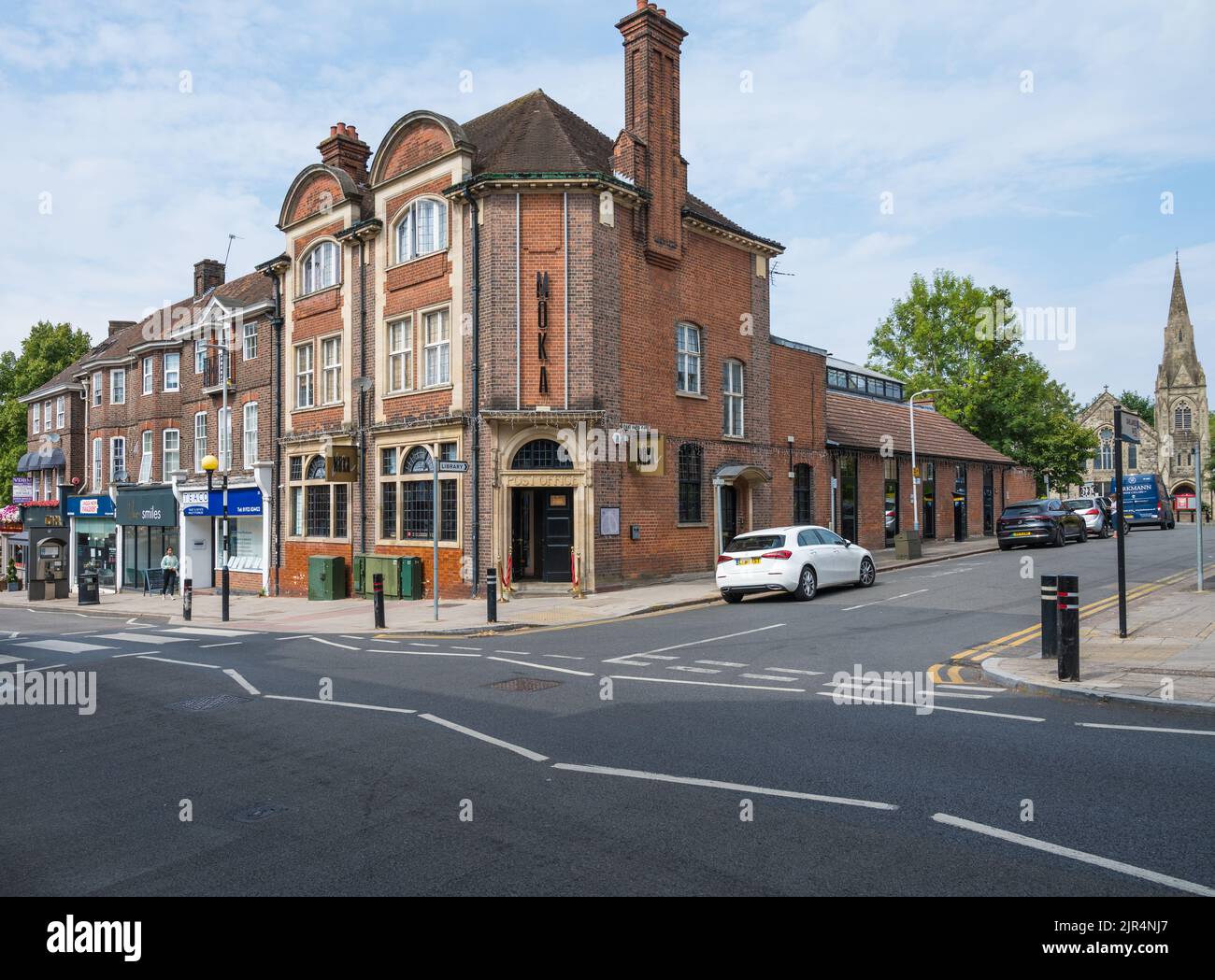 Außenansicht des indischen Restaurants Moka Dining im ehemaligen Postgebäude. Green Lane, Northwood, Middlesex, England, Großbritannien Stockfoto