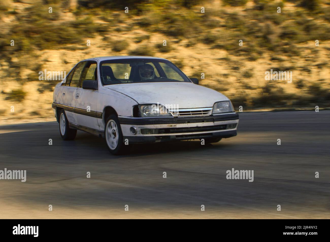 Ein weißer Opel Omega auf einer Rennstrecke Stockfoto