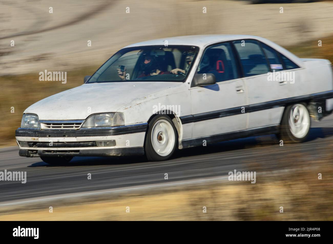 Ein weißer Opel Omega auf einer Rennstrecke Stockfoto