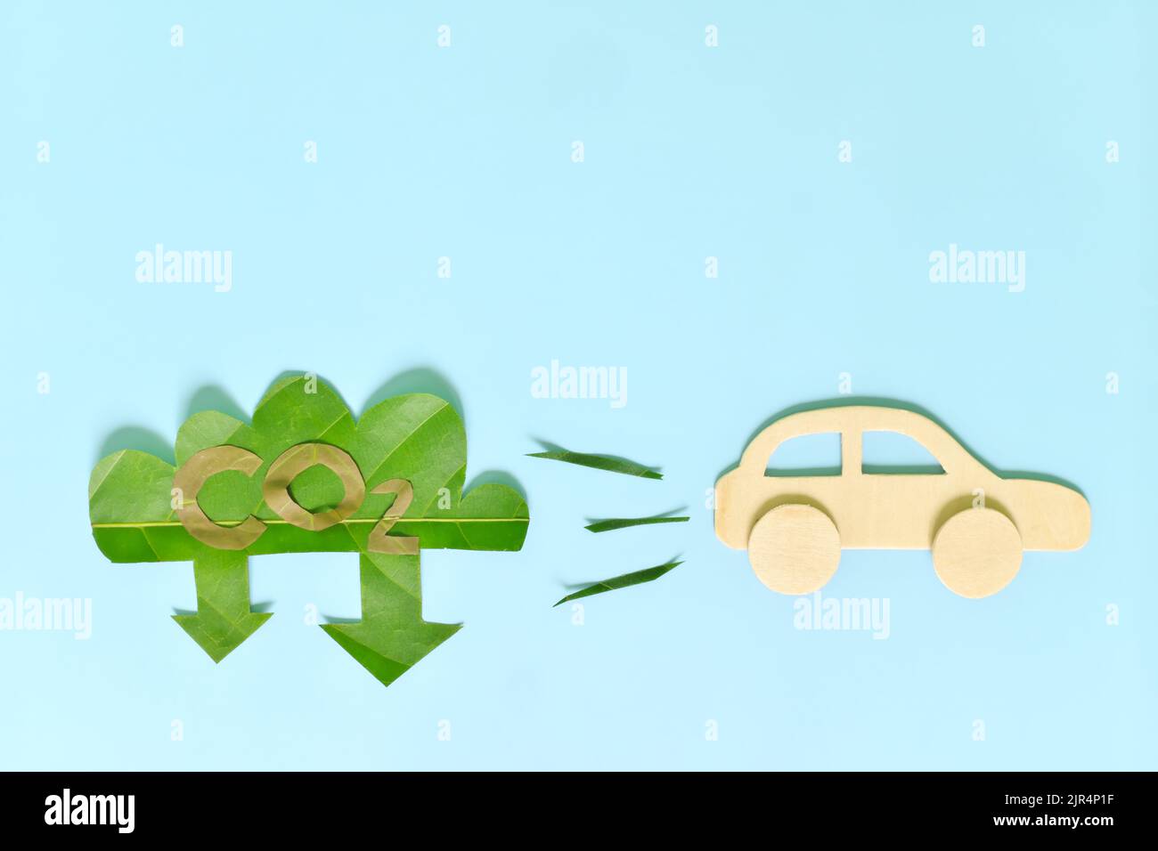Konzept zur Reduzierung des CO2-Ausstoßes von Kraftfahrzeugen. Auto Freigabe niedrig CO2 Symbol grünen Blatt Ausschnitt. Stockfoto