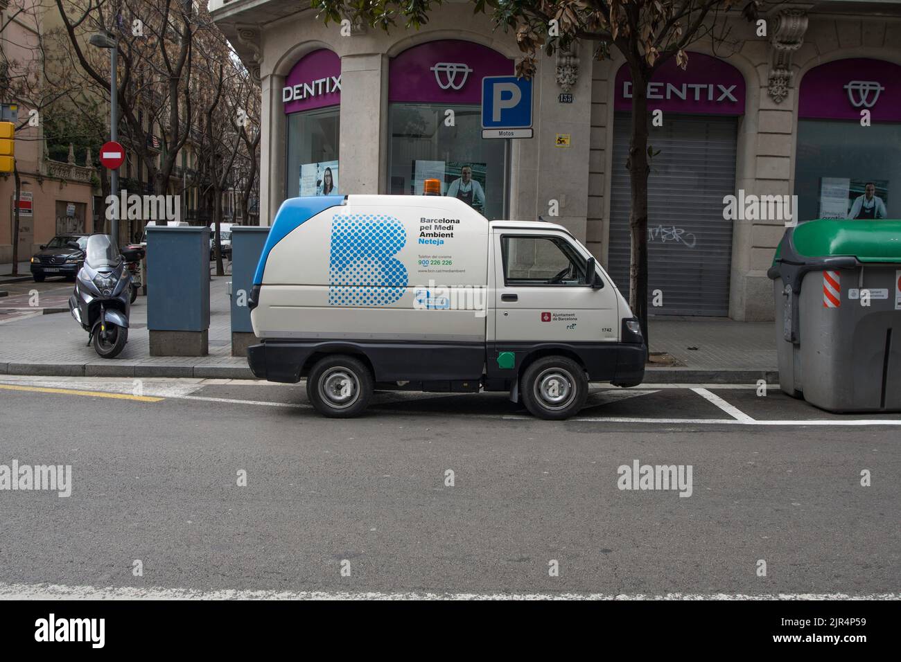 Ein Kleinbus Piaggio Porter Dienstprogramm auf der Straße geparkt Stockfoto