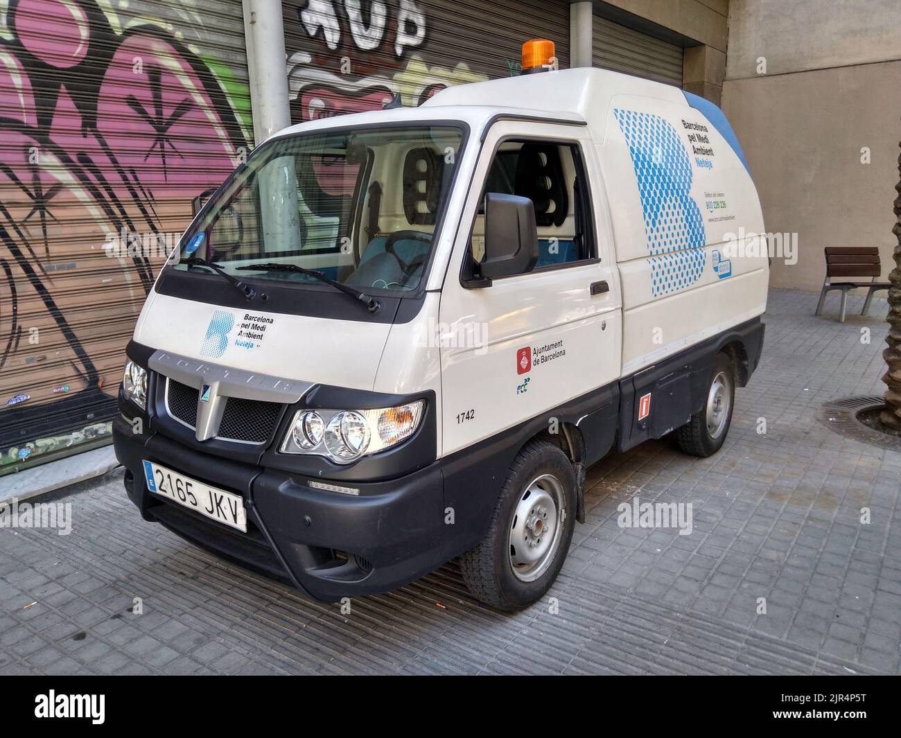 Ein Kleinbus Piaggio Porter Dienstprogramm auf der Straße geparkt Stockfoto