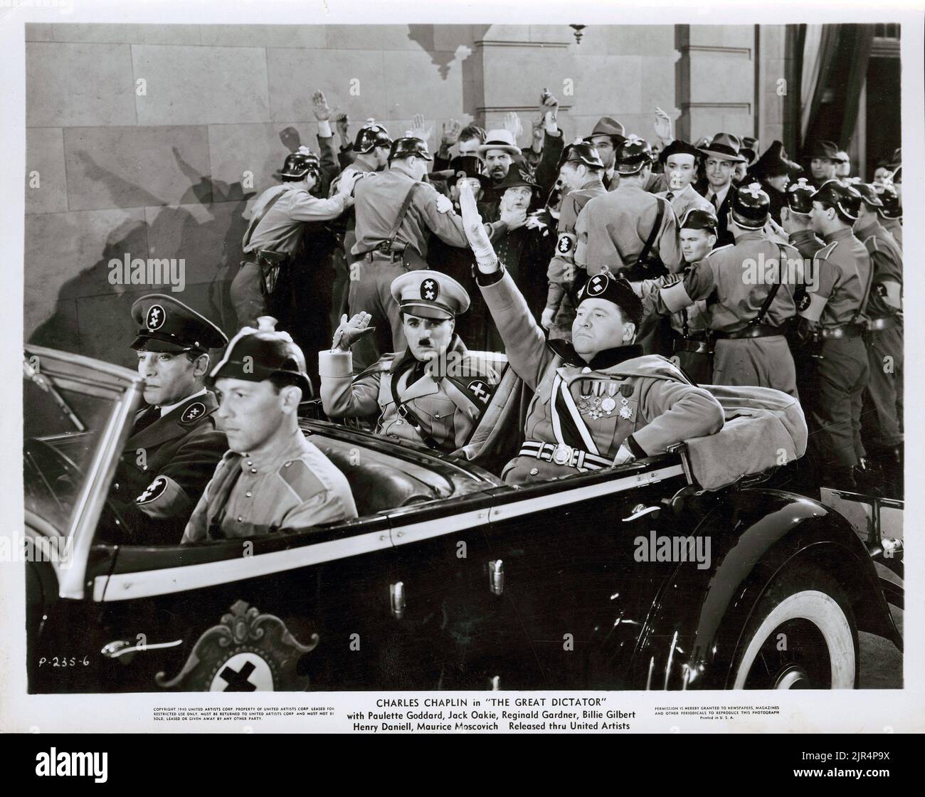 Charles Chaplin, der sich wie Hitler verhält und mit einem Auto in „The Great Dictator“ fährt (United Artists, 1940) Stockfoto
