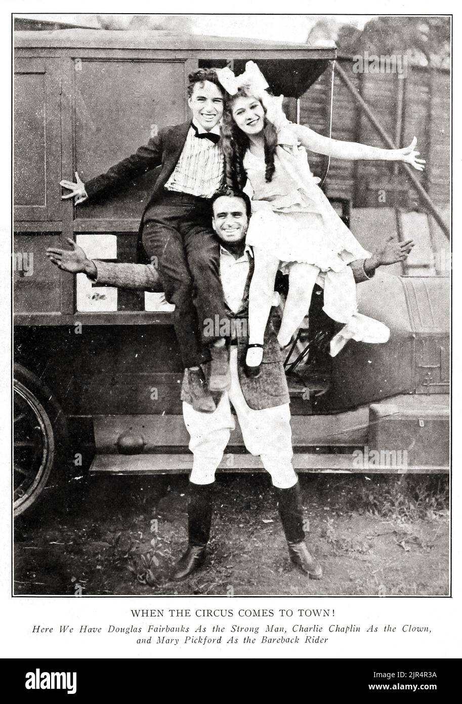 Douglas Fairbanks, Charlie Chaplin, Mary Pickford, When the Circus Comes to Town - ein humorvolles Werbefoto aus dem Jahr 1919. Sie sind auch die Gründer von Untited Artists. Stockfoto