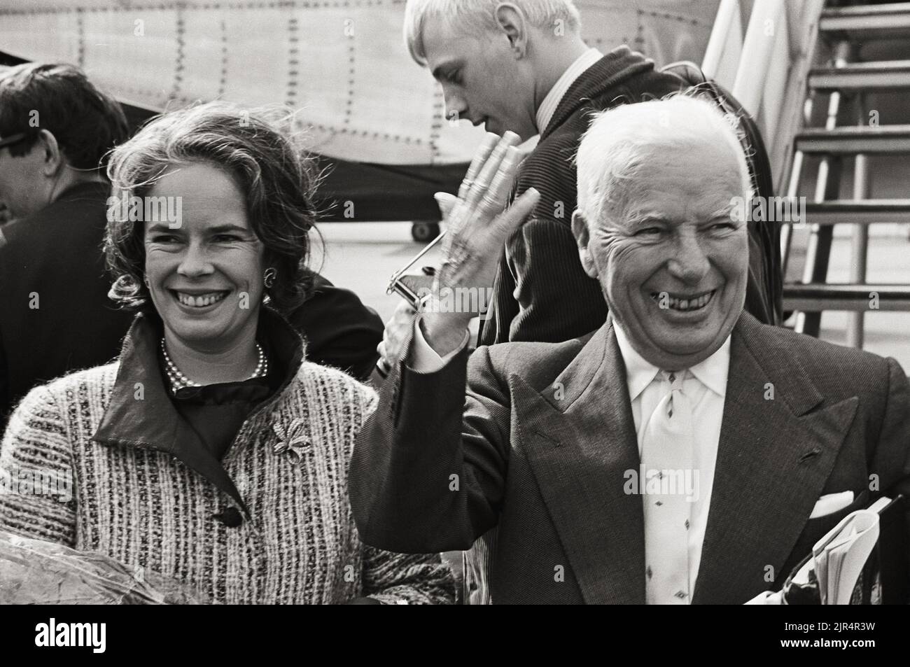 Charlie Chaplin und Oona Oneill am Flughafen, 23. Juni 1965 Stockfoto