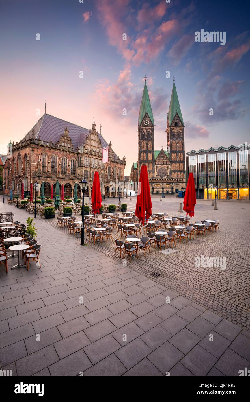 Bremen, Deutschland. Stadtbild der Hansestadt Bremen, Deutschland mit historischem Marktplatz und Rathaus bei Sonnenaufgang im Sommer. Stockfoto