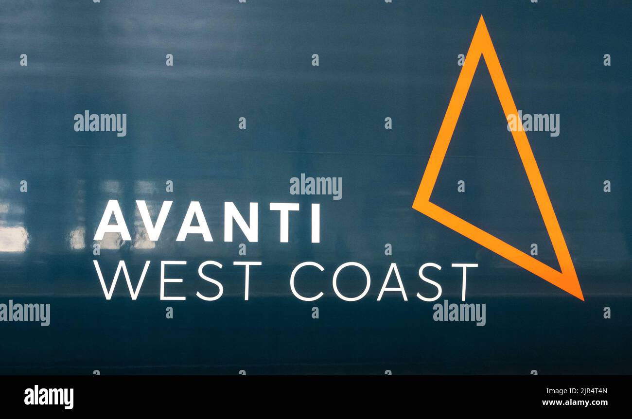 Avanti West Coast-Logo auf einem Zug im Bahnhof Lime Street, Liverpool Stockfoto