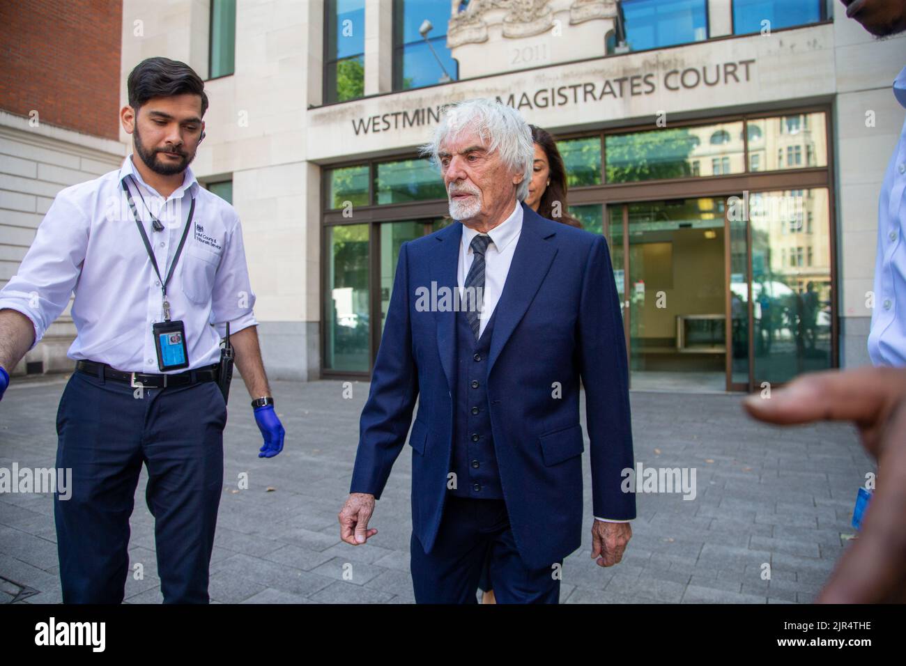 London, England, Großbritannien. 22. August 2022. BERNIE ECCLESTONE, der ehemalige Chief Executive Officer der Formel 1-Gruppe, verlässt das Gericht in Westminster, nachdem er vor Gericht gestanden hatte, weil er Vermögenswerte im Wert von 400 Millionen Pfund nicht deklariert hatte. (Bild: © Tayfun Salci/ZUMA Press Wire) Bild: ZUMA Press, Inc./Alamy Live News Stockfoto
