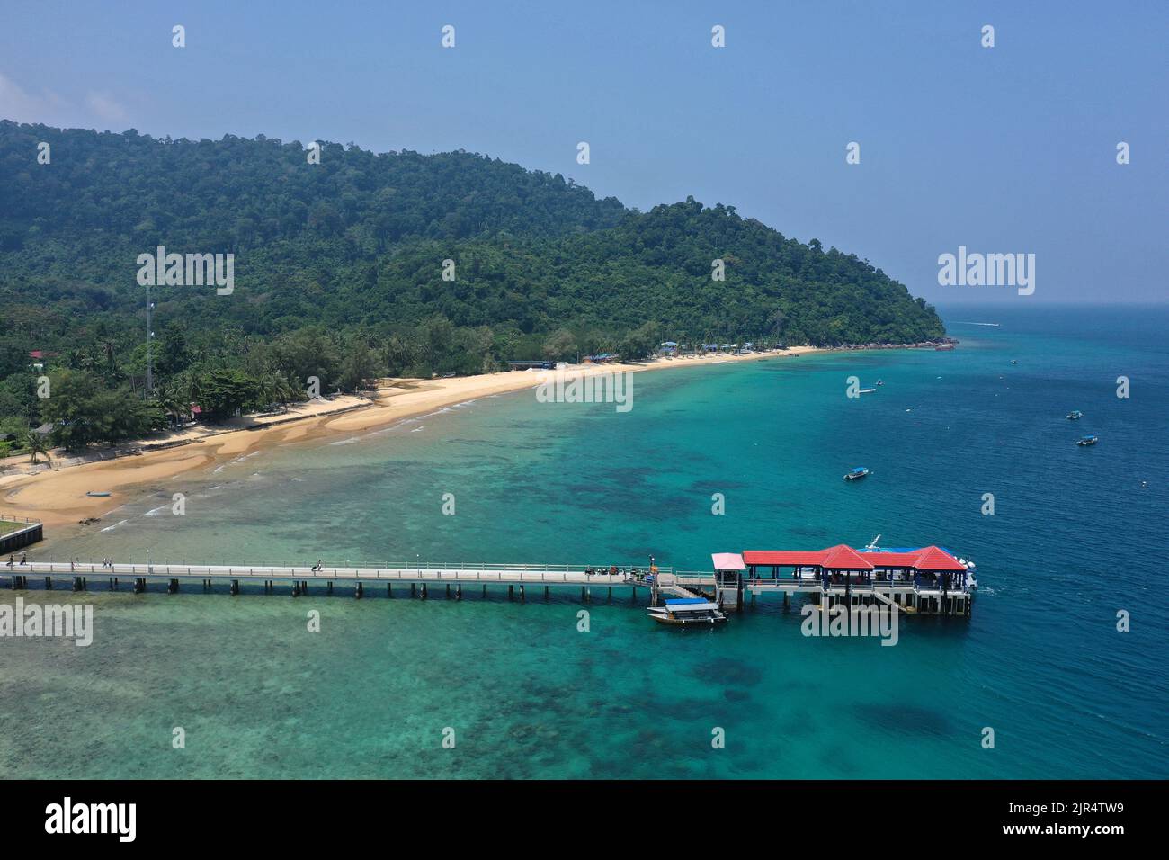 Tioman Tropical Island Drohne Foto mit schönen blauen Meer und Himmel. Südchinesischer Ozean. Südostasien. Dieses Drohnenfoto vom Steg für das Boot Stockfoto