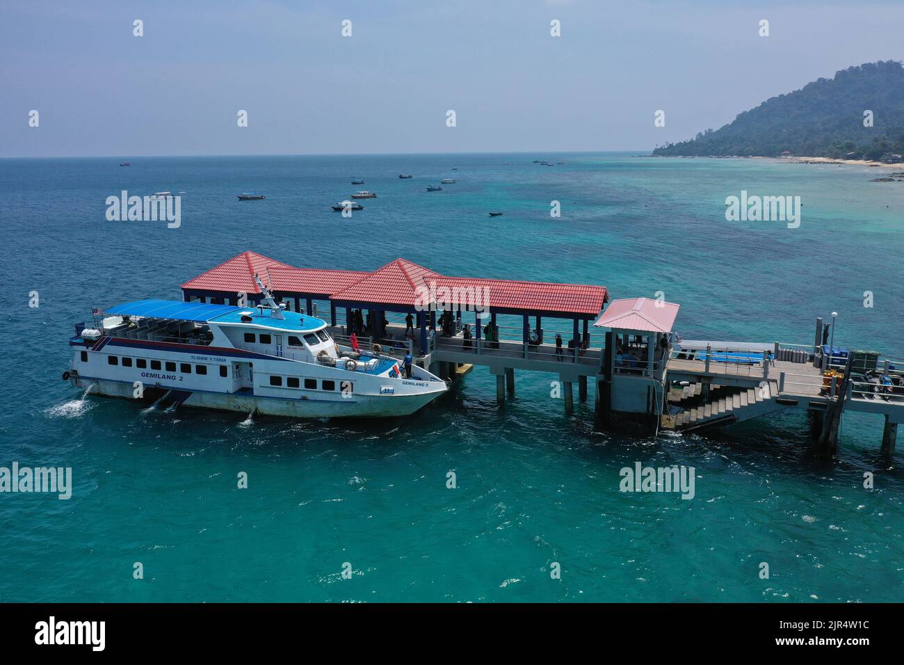 Tioman Tropical Island Drohne Foto mit schönen blauen Meer und Himmel. Südchinesischer Ozean. Südostasien. Dieses Drohnenfoto vom Steg für das Boot Stockfoto