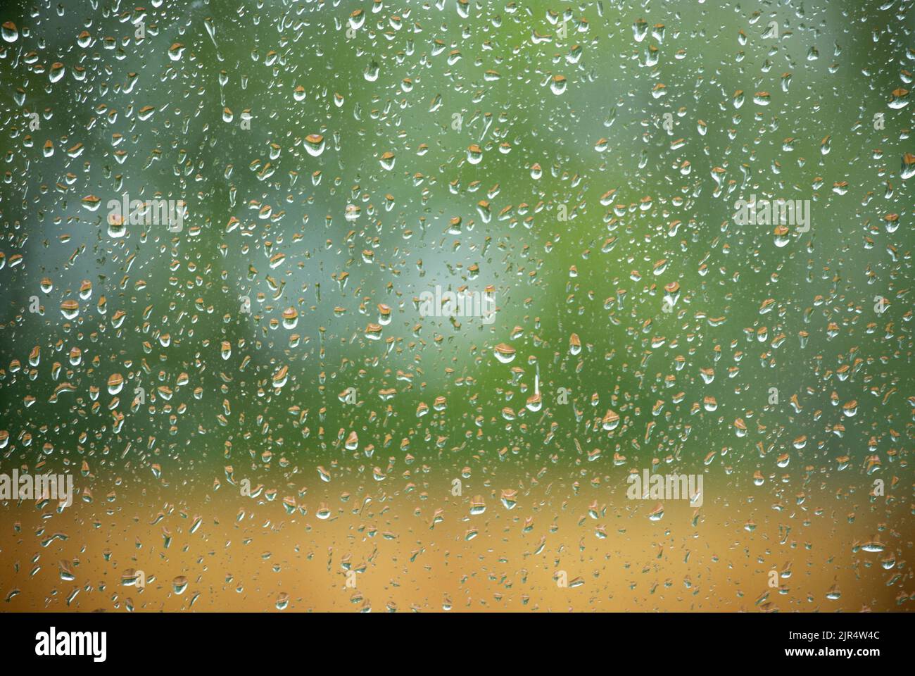 Nahaufnahme von Regentropfen am Fenster Stockfoto