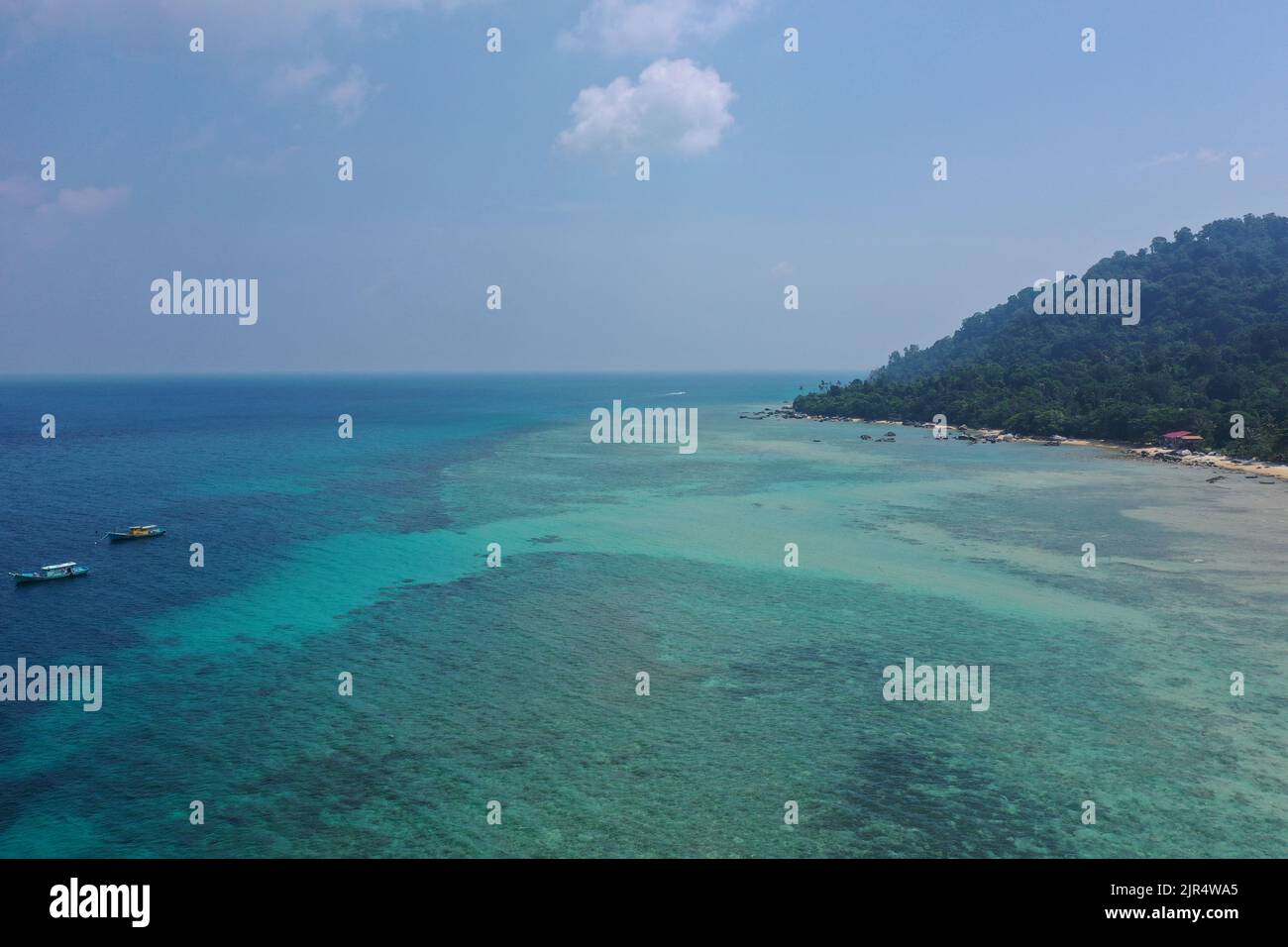 Tioman Tropical Island Drohne Foto mit schönen blauen Meer und Himmel. Südchinesisches Meer. Südostasien Stockfoto