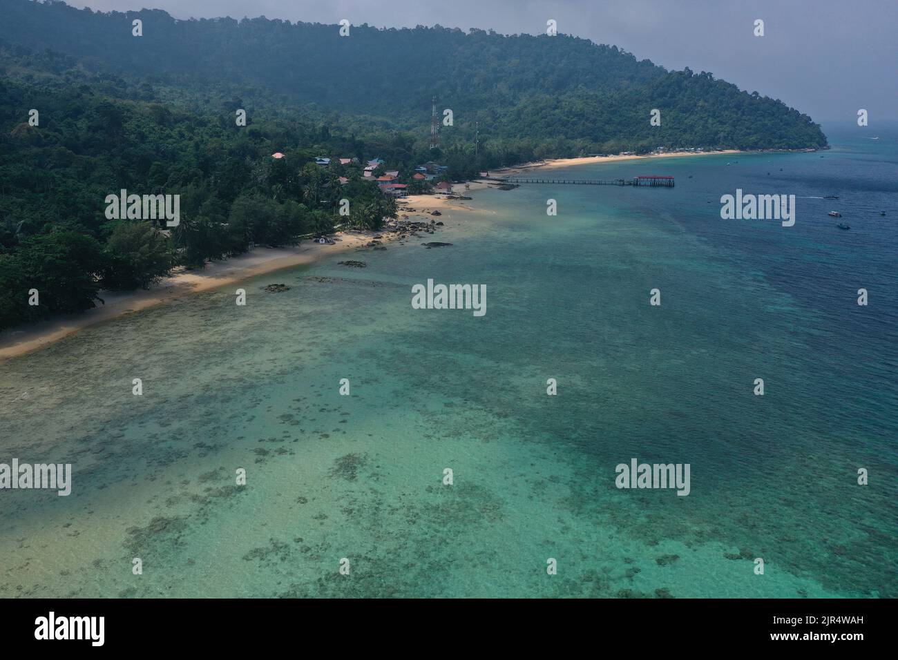 Tioman Tropical Island Drohne Foto mit schönen blauen Meer und Himmel. Südchinesisches Meer. Südostasien Stockfoto
