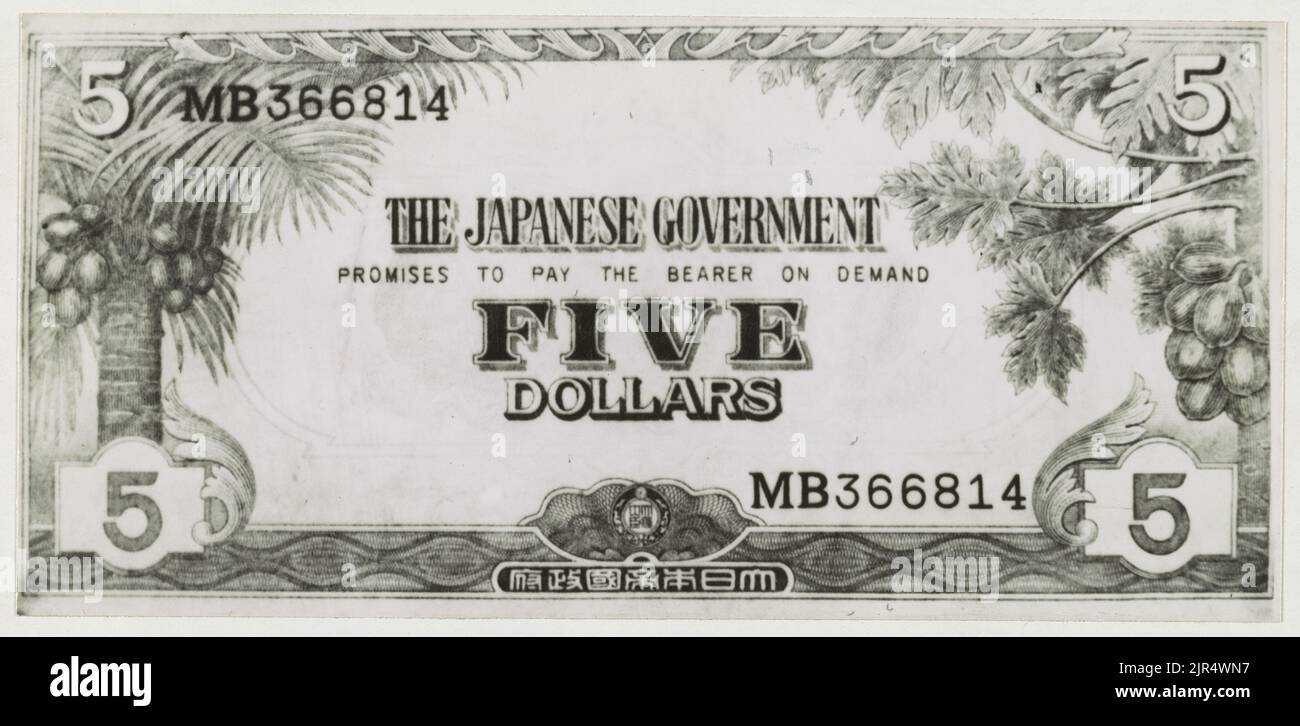 Ein Vintage-Foto um 1942, das einen gefälschten fünf-Dollar-Schein zeigt, der von der japanischen Armee während der Invasion von Malaya und dem Fall von Singapur ausgestellt wurde. Japanisches Invasionsgeld, offiziell bekannt als Southern Development Bank Notes als Ersatz für lokale Währung nach der Eroberung von Kolonien und anderen Staaten im Zweiten Weltkrieg Stockfoto