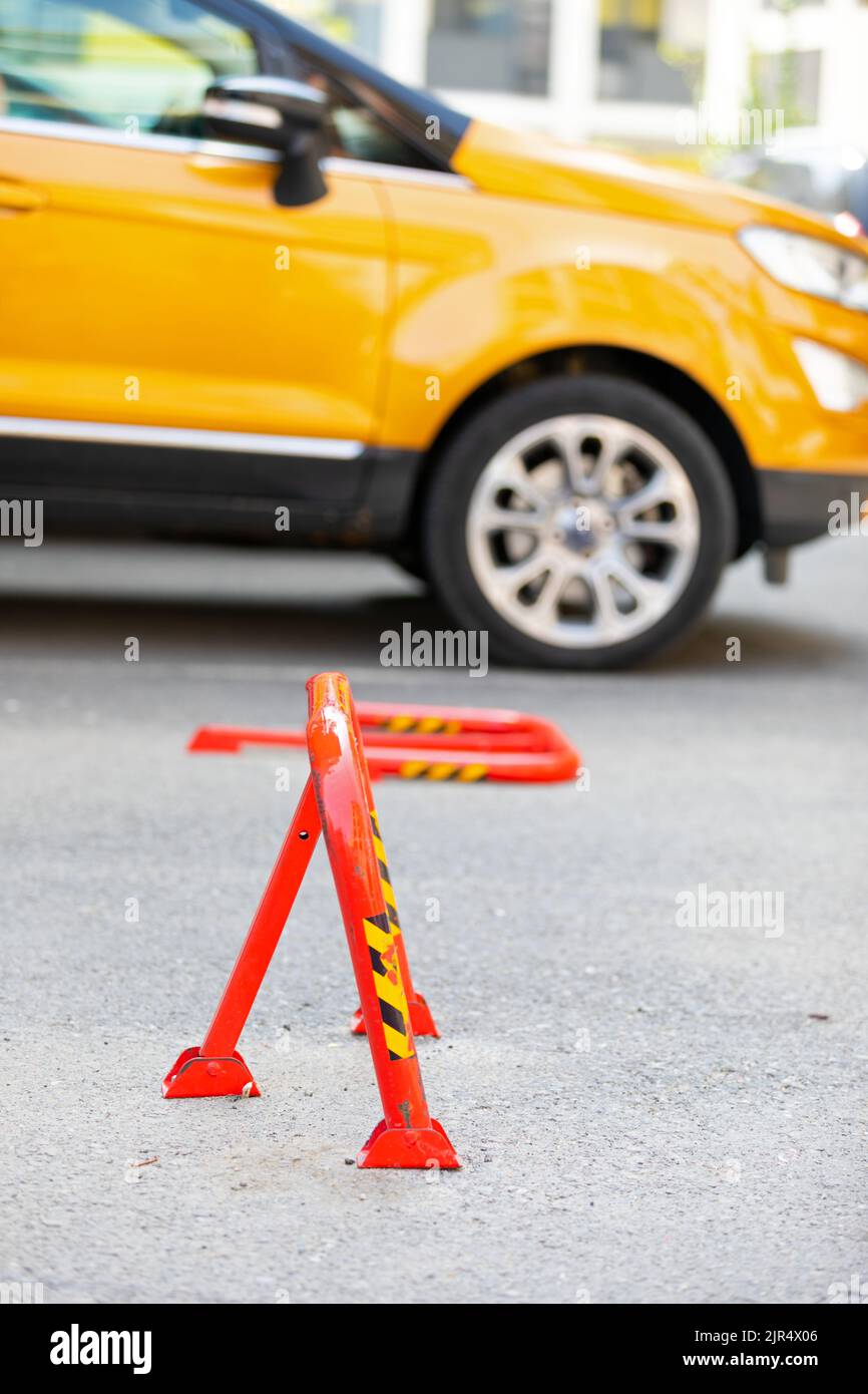 Bild einer roten Parkplatzbarriere Stockfoto