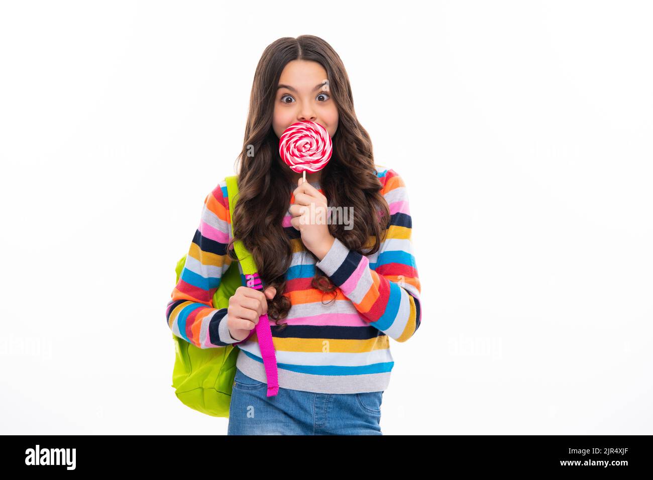 Teenager-Mädchen mit Süßigkeiten Lollipop, glückliches Kind 12, 13, 14 Jahre alt essen großen Zucker Lollipop, Süßigkeiten Süßigkeiten. Stockfoto