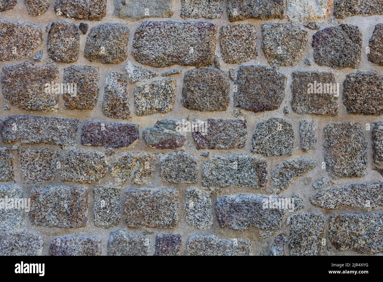 Römische defensive Steinwand Textur mit unregelmäßigen polygonalen Blöcken in alten Zeiten gebaut. Hintergrund mit Kopierbereich Stockfoto