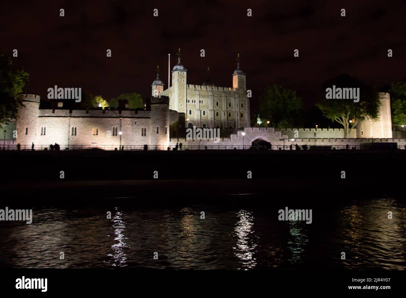 Die beleuchtete Steinmauer und Festung von London bei Nacht Stockfoto