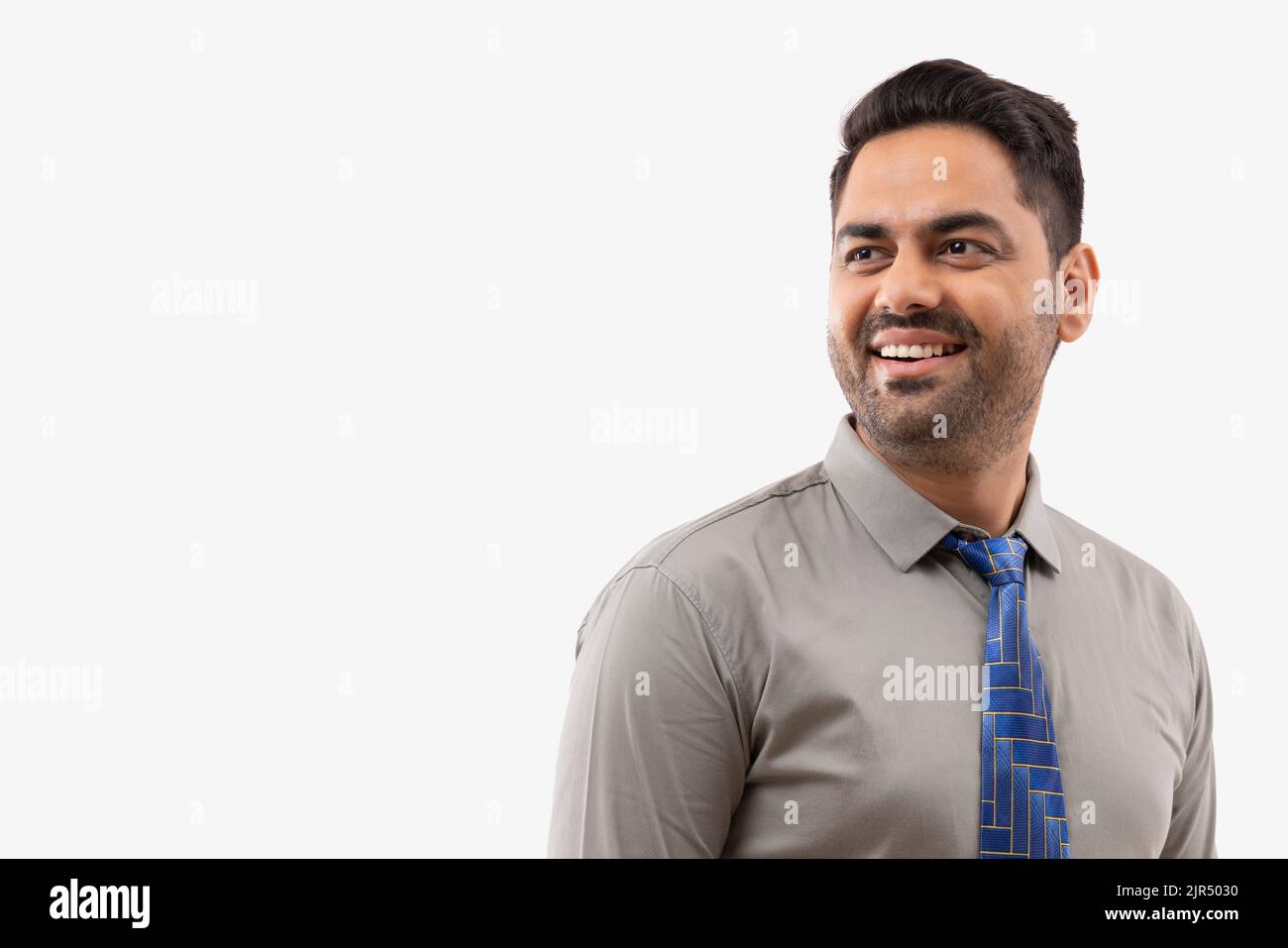 Porträt eines fröhlichen jungen Geschäftsmannes, der sich anderswo umsieht Stockfoto