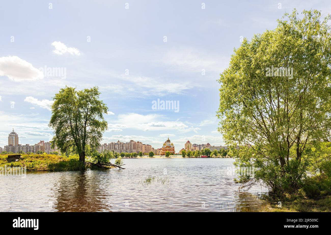 Die moderne Kathedrale der Fürbitte der Gottesmutter, im Obolon-Bezirk von Kiew, Ukraine, in der Nähe des Flusses Dnjepr Stockfoto