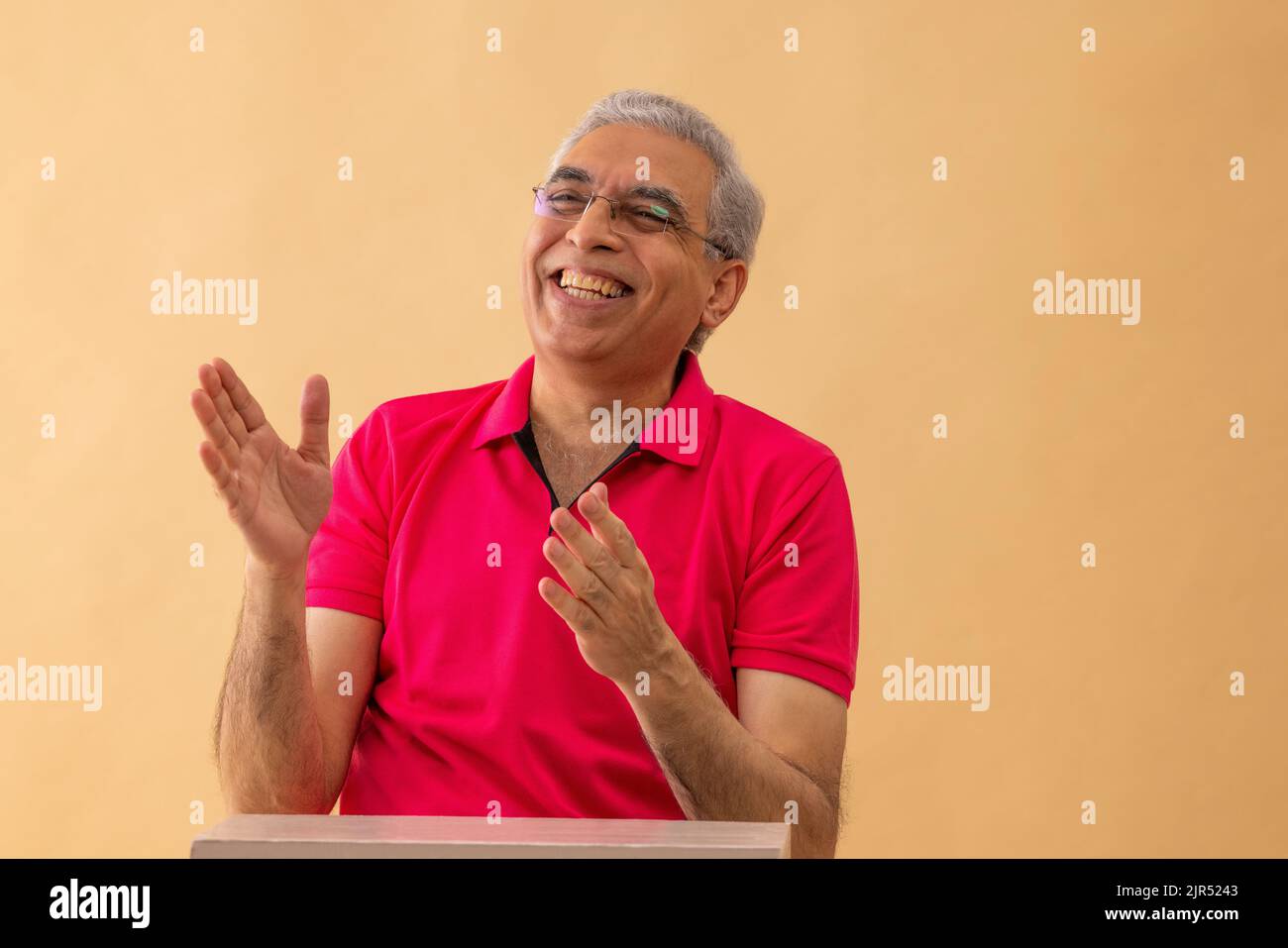 Porträt eines fröhlichen älteren Mannes, der sich woanders umsah und lächelte Stockfoto