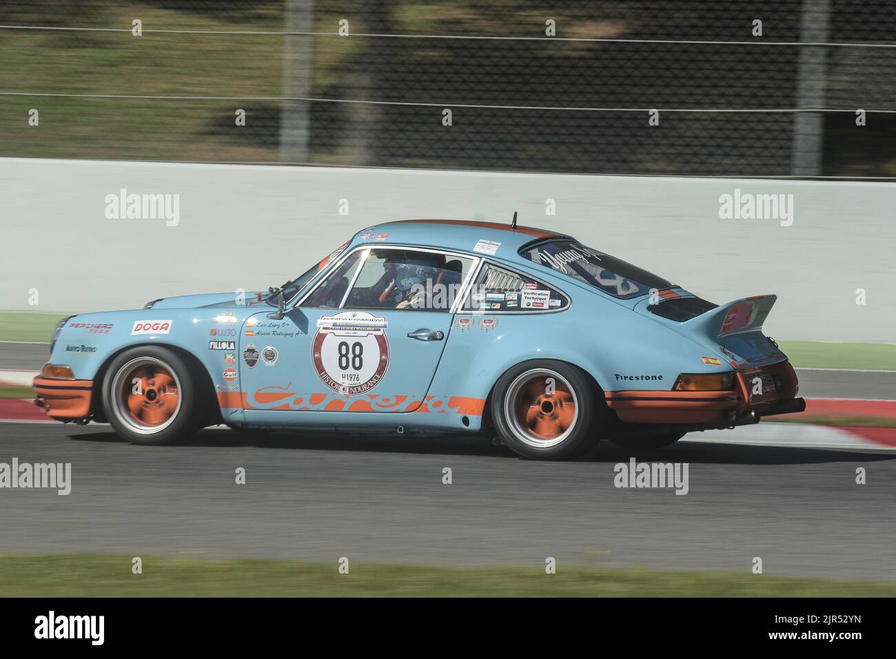 Ein blauer klassischer Porsche 911 auf einer Rennstrecke in Barcelona, Spanien Stockfoto