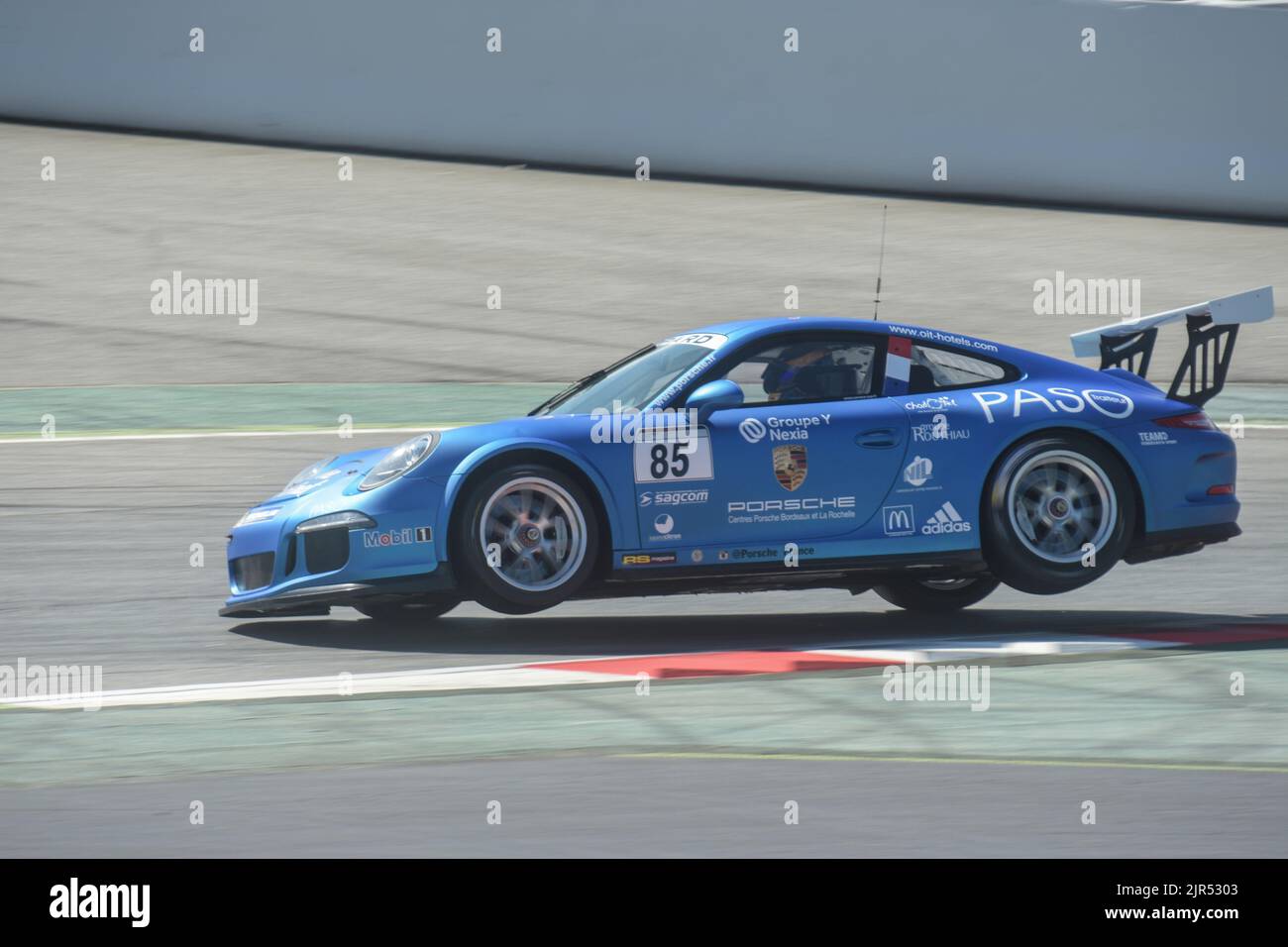 Ein moderner Porsche 911 auf einer Rennstrecke in Barcelona, Spanien Stockfoto