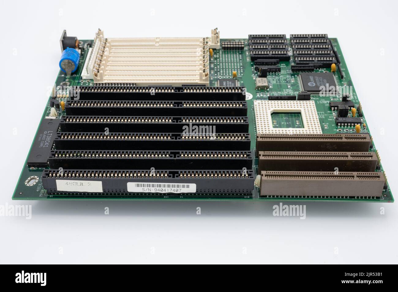 Eine alte Hauptplatine eines alten pc-Computers, isoliert auf weißem Hintergrund Stockfoto