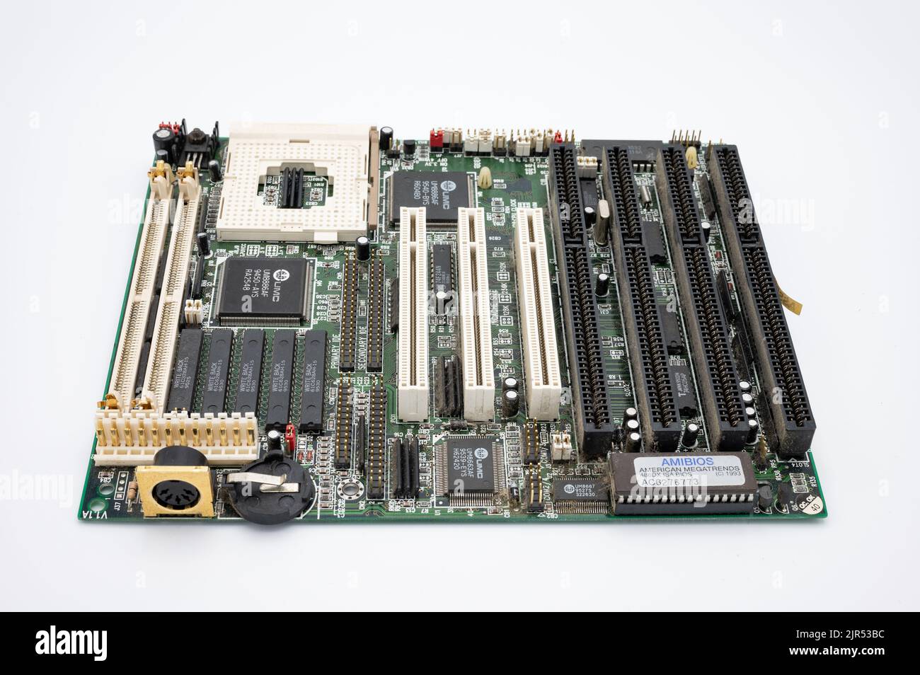 Eine alte Hauptplatine eines alten pc-Computers, isoliert auf weißem Hintergrund Stockfoto