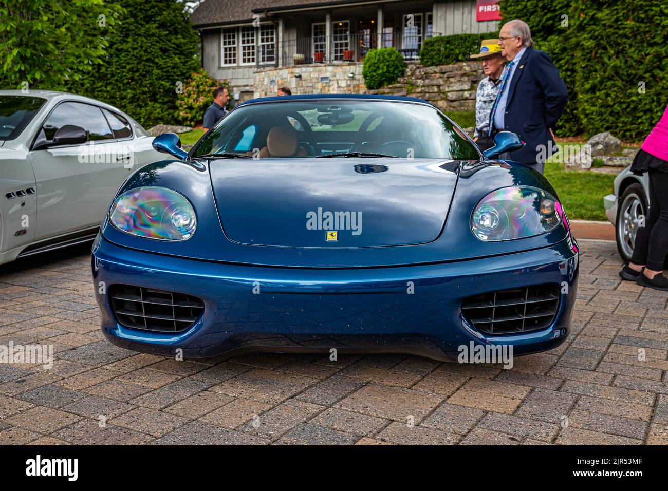 Highlands, NC - 10. Juni 2022: Low-Perspective-Vorderansicht eines bei einer lokalen Auto-Show. Stockfoto