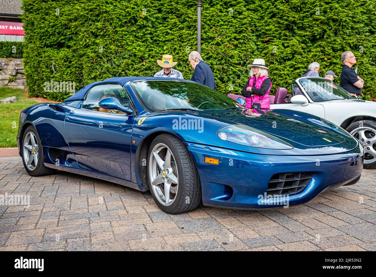 Highlands, NC - 10. Juni 2022: Vorderansicht eines Ferrari 360 Modena Spider F1 Cabriolets aus dem Jahr 2003 auf einer lokalen Autoshow. Stockfoto
