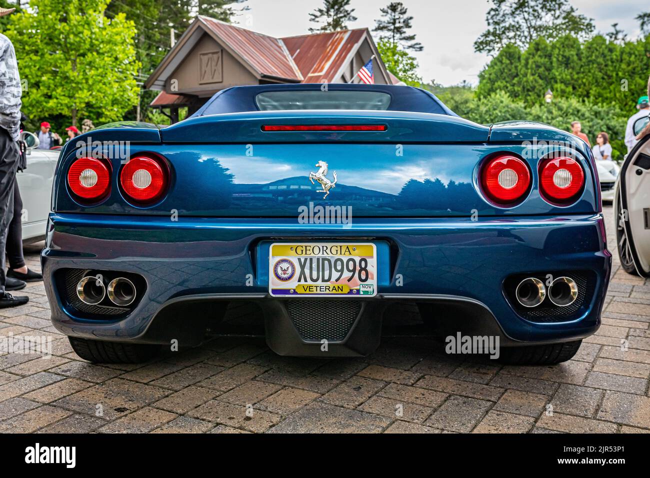 Highlands, NC - 10. Juni 2022: Rückansicht eines Ferrari 360 Modena Spider F1 Cabriolets aus dem Jahr 2003 auf einer lokalen Automobilausstellung. Stockfoto
