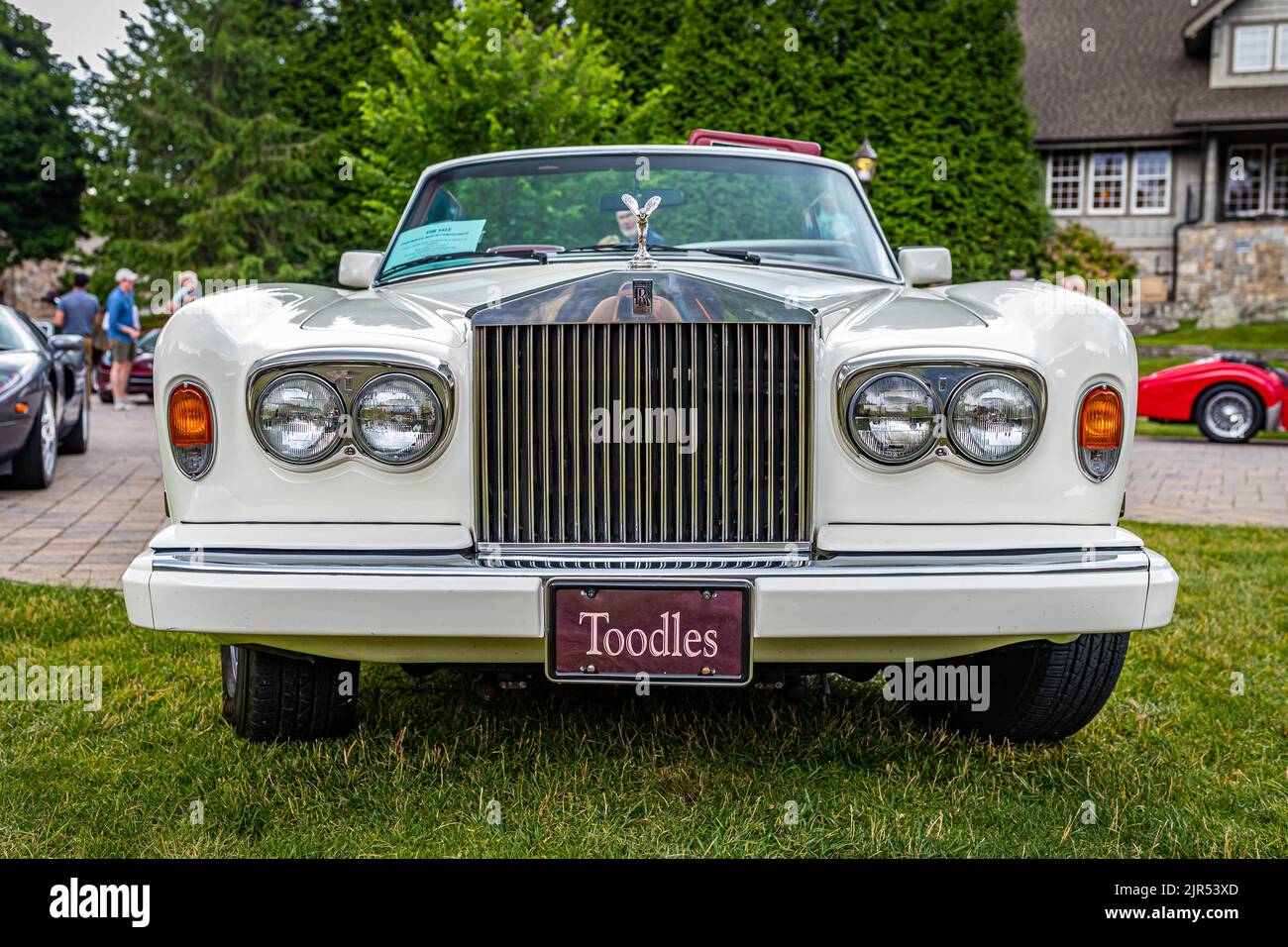 Highlands, NC - 10. Juni 2022: Frontansicht eines Rolls-Royce Corniche II Cabriolets aus dem Jahr 1989 auf einer lokalen Automobilmesse. Stockfoto