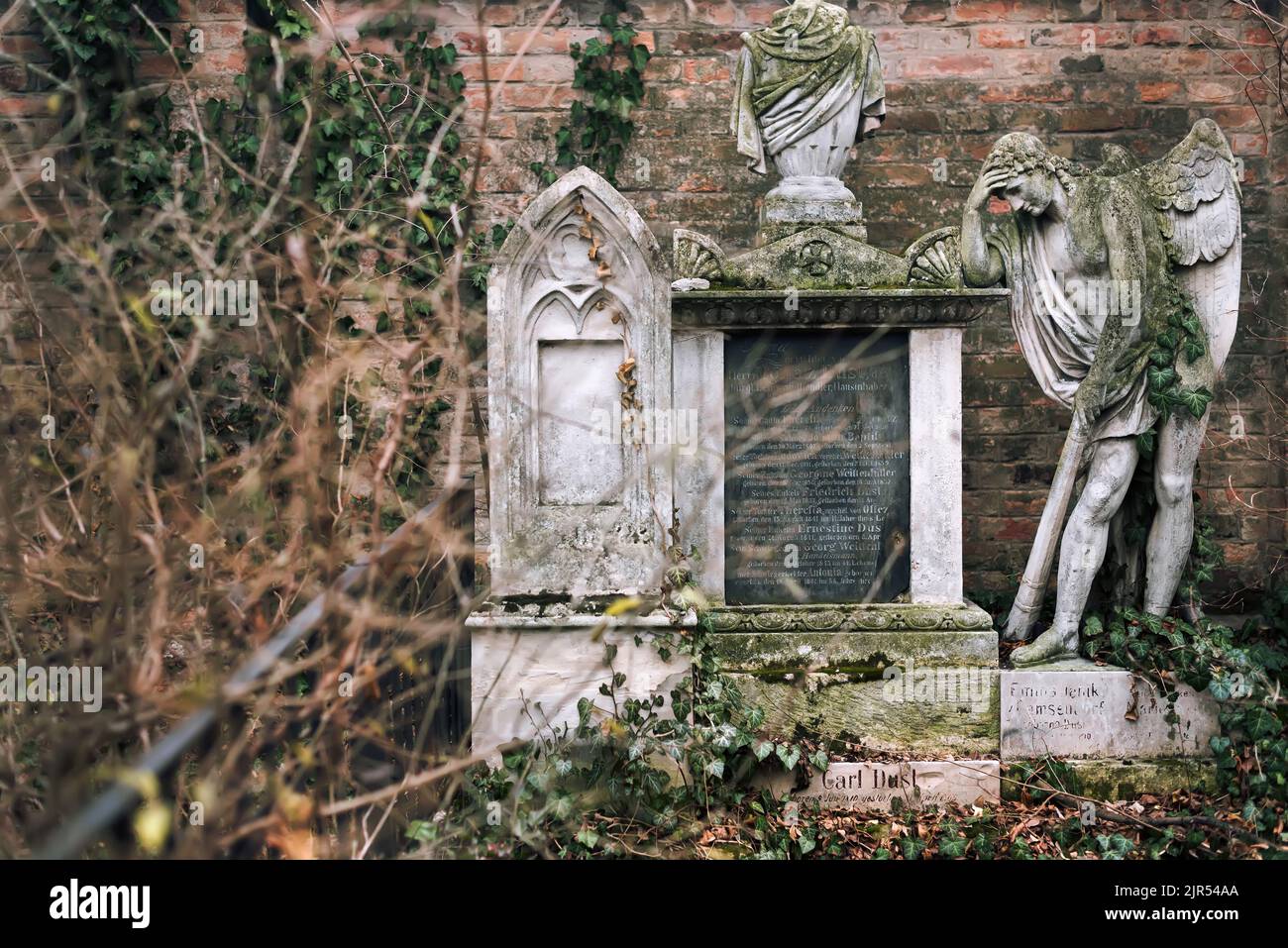 Engel der Trauer oder weinender Engel auf dem Alten Friedhof Stockfoto Engel der Trauer oder weinender Engel auf dem Alten Friedhof Stockfoto