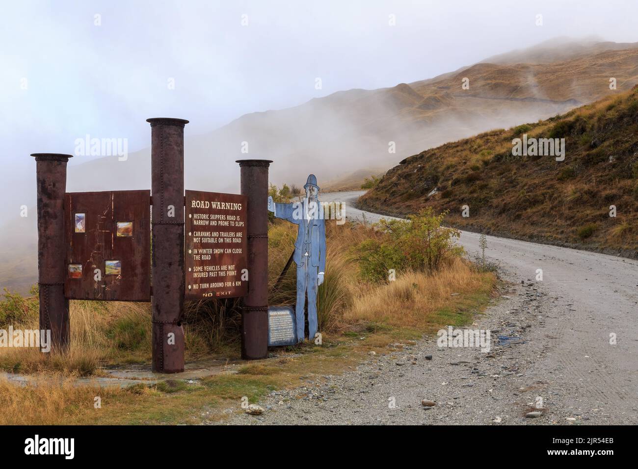 Ein Hinweisschild am Anfang der Skippers Canyon Road in Otago, Neuseeland, einer der gefährlichsten Straßen des Landes Stockfoto