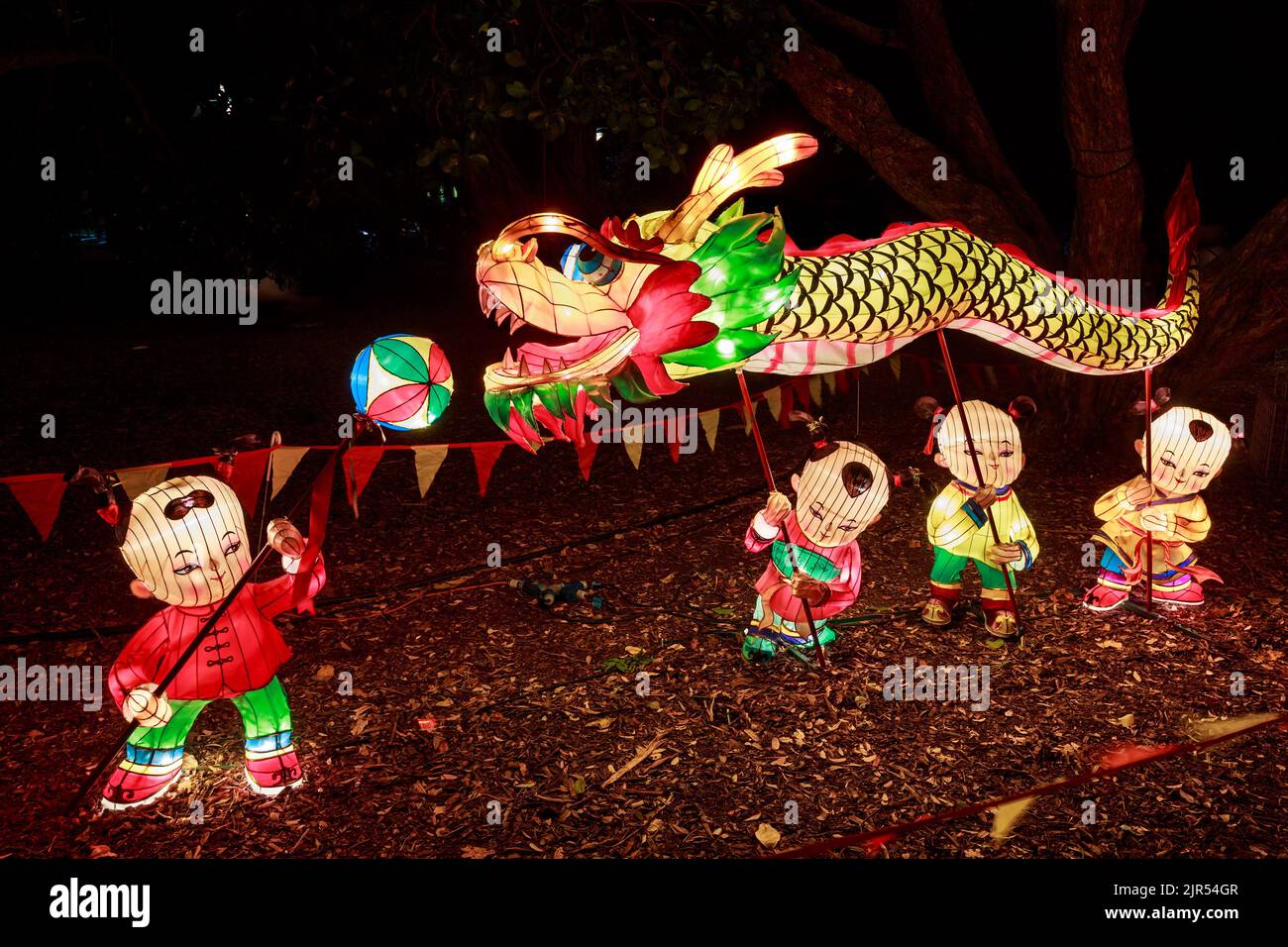 Chinesische Neujahrslaterne Kunst. Eine Gruppe von Skulpturen, die Jungen beim Drachentanz zeigen Stockfoto