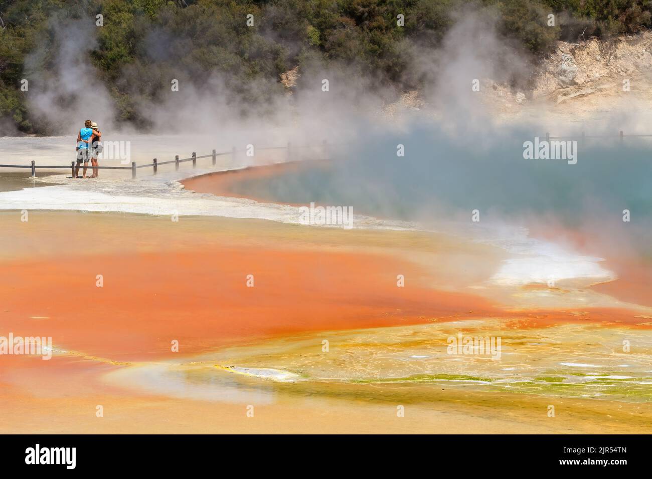 Farbenfrohe geothermische Pools im Waiotapu Thermal Wonderland, einer Touristenattraktion in Neuseeland. Auf der rechten Seite befindet sich das kochende Champagnerbecken Stockfoto