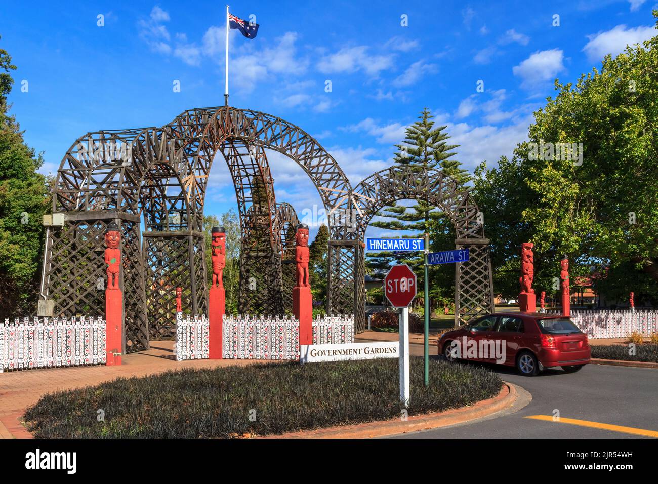 Der Eingang zu Government Gardens, einem Park in Rotorua, Neuseeland. Der 'Prince's Arch' wurde zum Gedenken an einen königlichen Besuch im Jahr 1901 erbaut Stockfoto