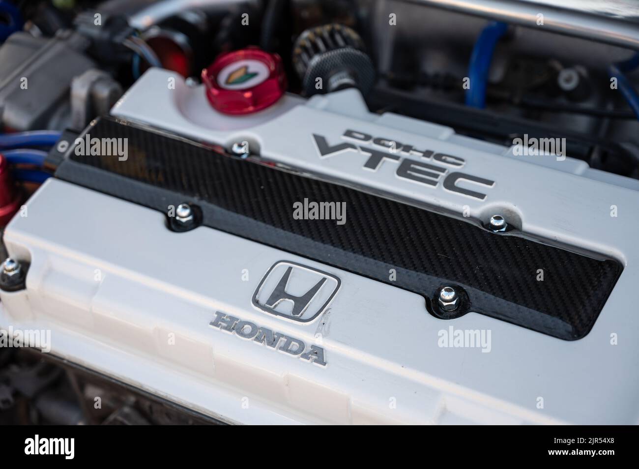 Eine Nahaufnahme der Details des Honda V-tec Motors, der von Straßenrennern getunt wurde Stockfoto