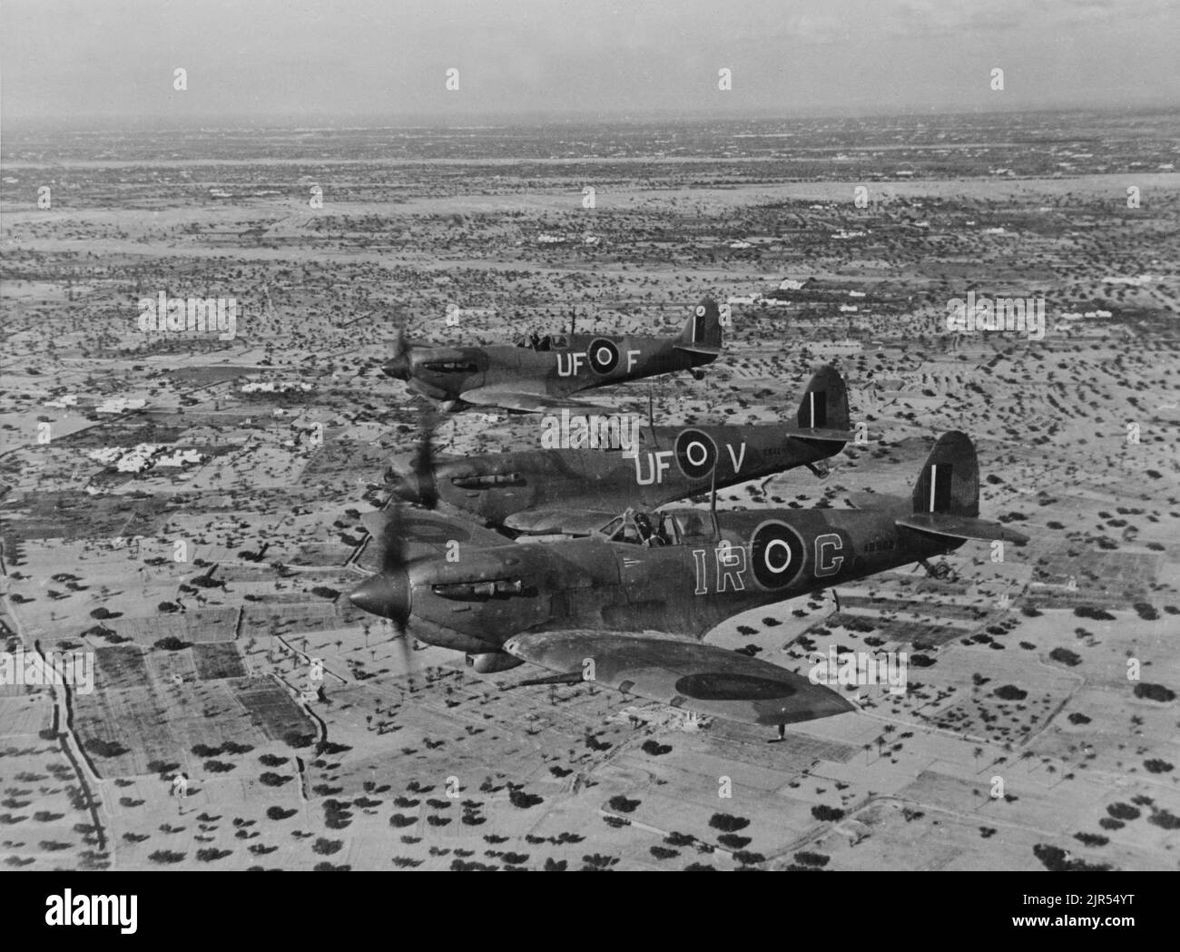 Ein Vintage-Foto um 1943, das britische Supermarine Spitfires auf einer Kampfluftpatrouille über De Djerba Island auf ihrem Weg zur Mareth Line in Tunesien, Nordafrika, während des Zweiten Weltkriegs zeigt Stockfoto