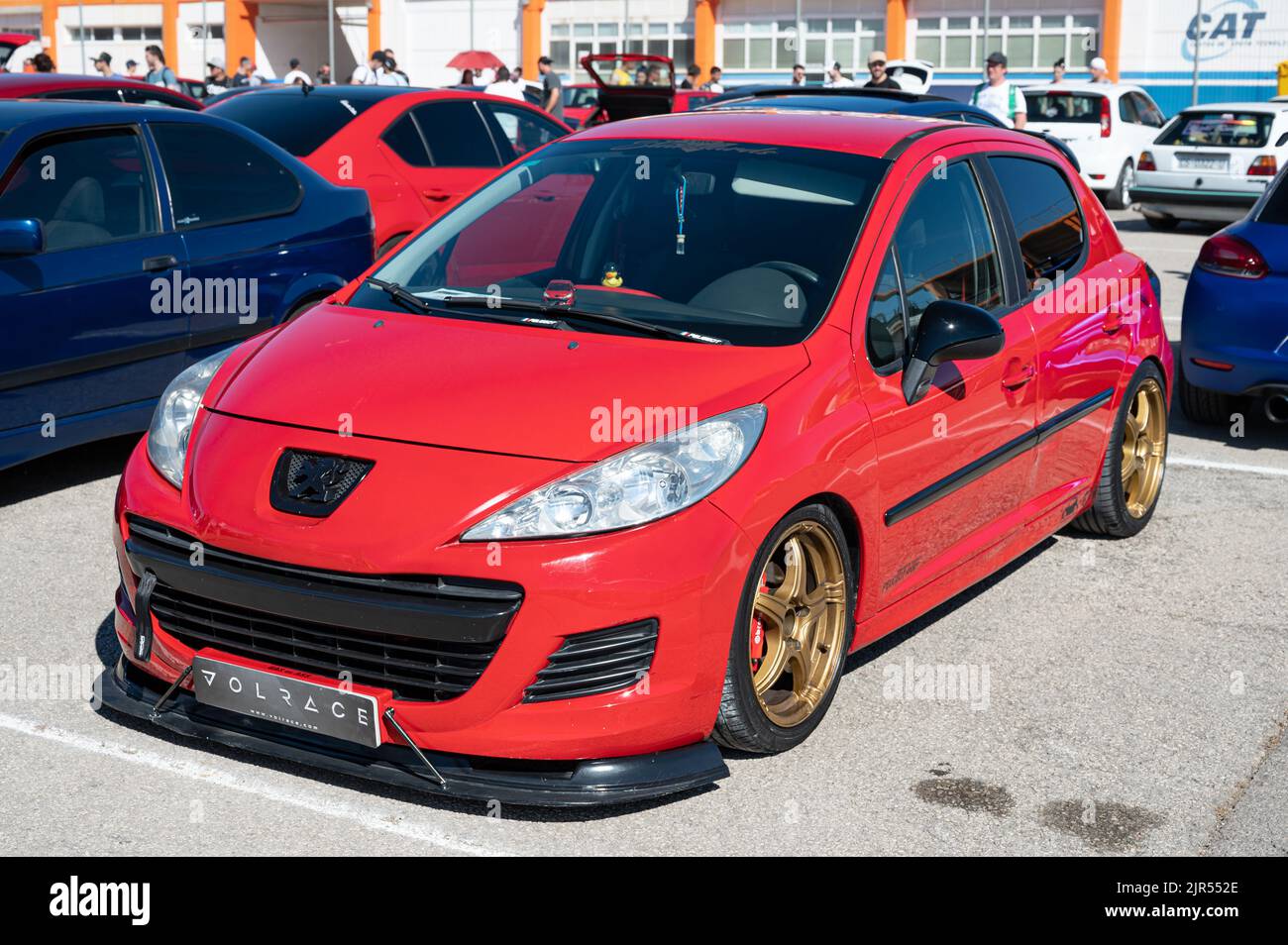 Ein roter Peugeot 207 parkte auf der Straße Stockfoto