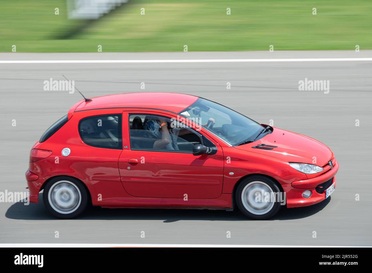Ein Red Peugeot 206, der auf der Rennstrecke unterwegs ist Stockfoto