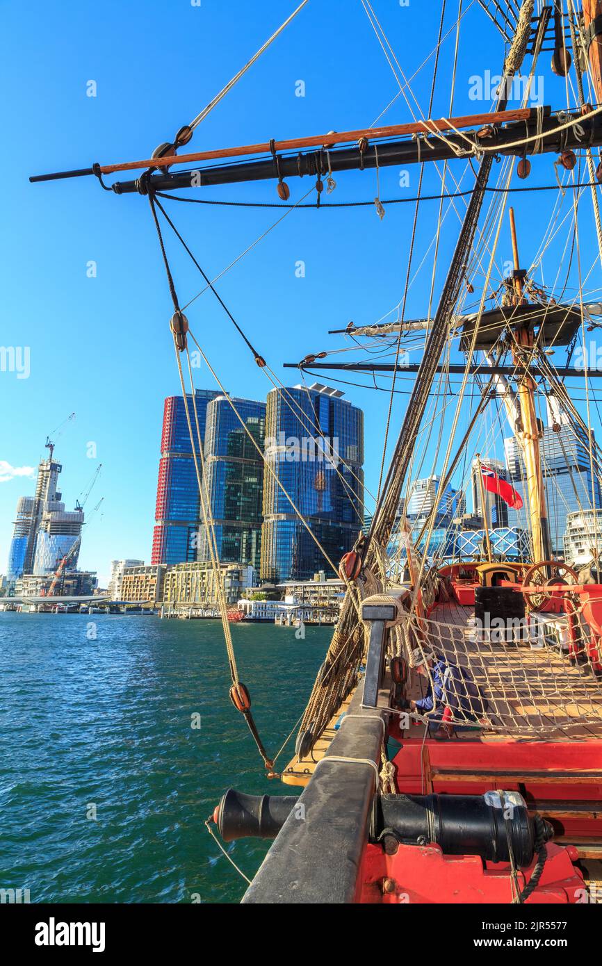 Eine Nachbildung des Schiffes HMS Endeavour von Captain Cook in Darling Harbour, Sydney, Australien. Im Hintergrund sind die International Towers zu sehen Stockfoto