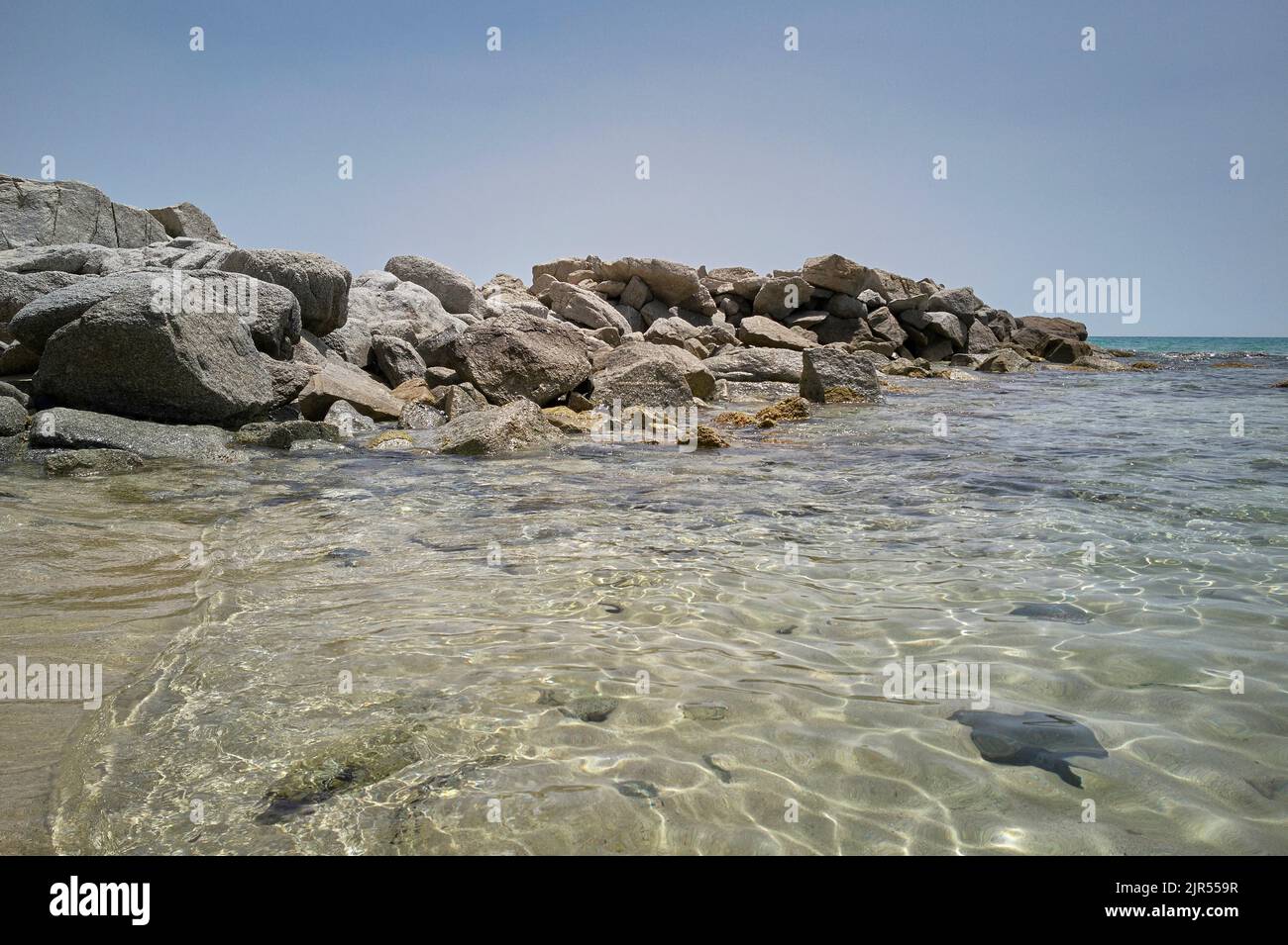 Panorama mit felsigen Strand mit Felsen und kristallklarem Wasser im Sommer. Stockfoto