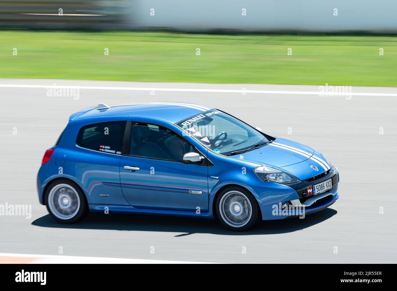 Ein Renault Clio der dritten Generation Phase 2 in blauer Farbe läuft auf der Rennstrecke Stockfoto