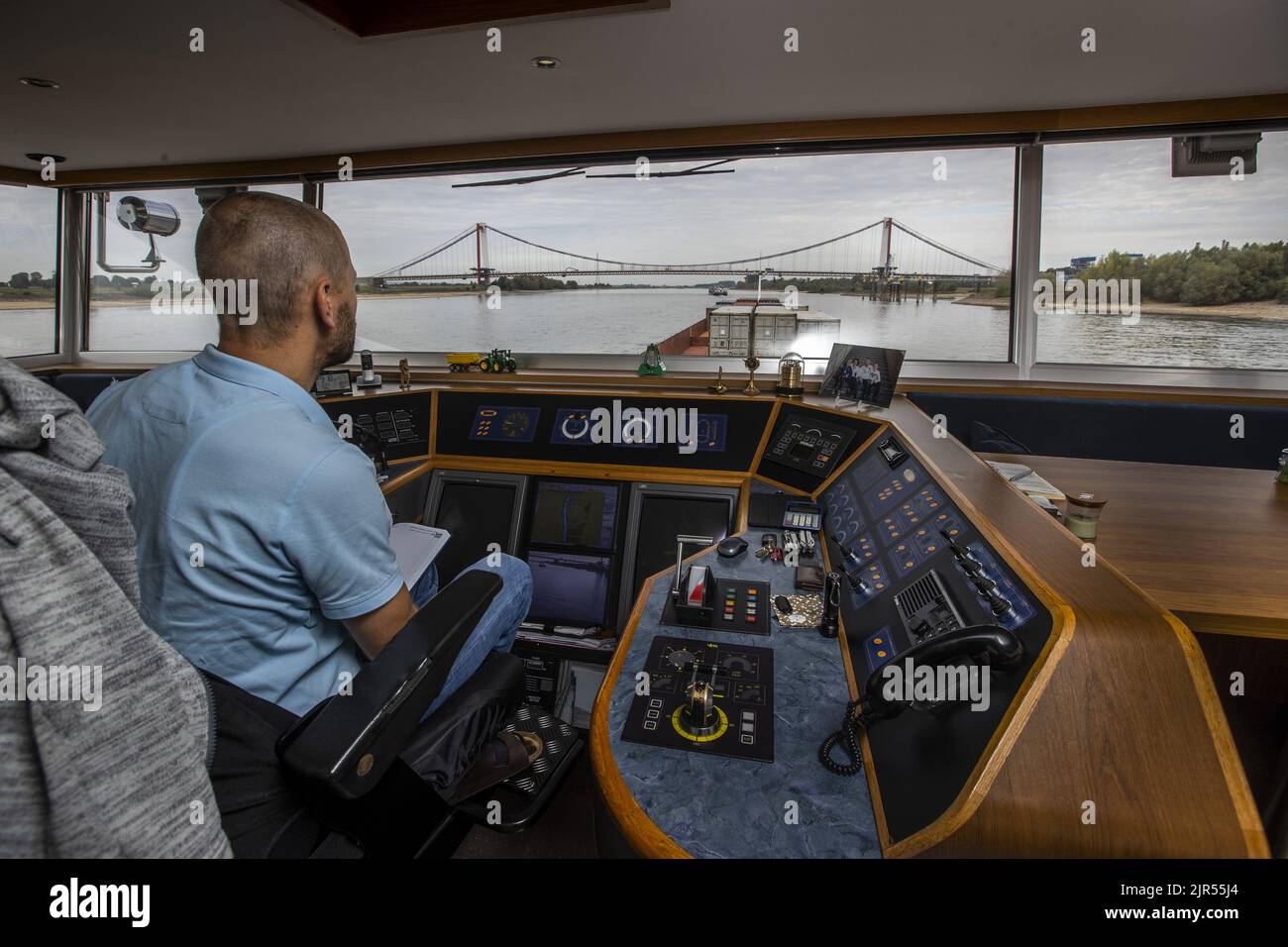 2022-08-22 09:18:22 EMMERICH - Behälter an Bord eines Binnenschiffes auf dem Rhein in der Nähe von Emmerich, Deutschland. Aufgrund des niedrigen Wasserspiegels im Rhein können Binnenschiffe weniger Fracht transportieren. ANP VINCENT JANNINK niederlande Out - belgien Out Stockfoto