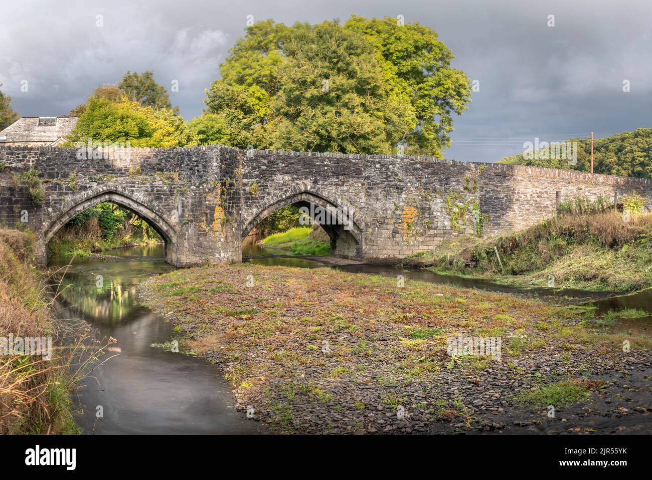 Yeolmbridge, Cornwall - die denkmalgeschützte Yeolm Bridge, die dem Dorf seinen Namen gibt, überspannt den Fluss Ottery. Das „geplante antike Denkmal“ w Stockfoto