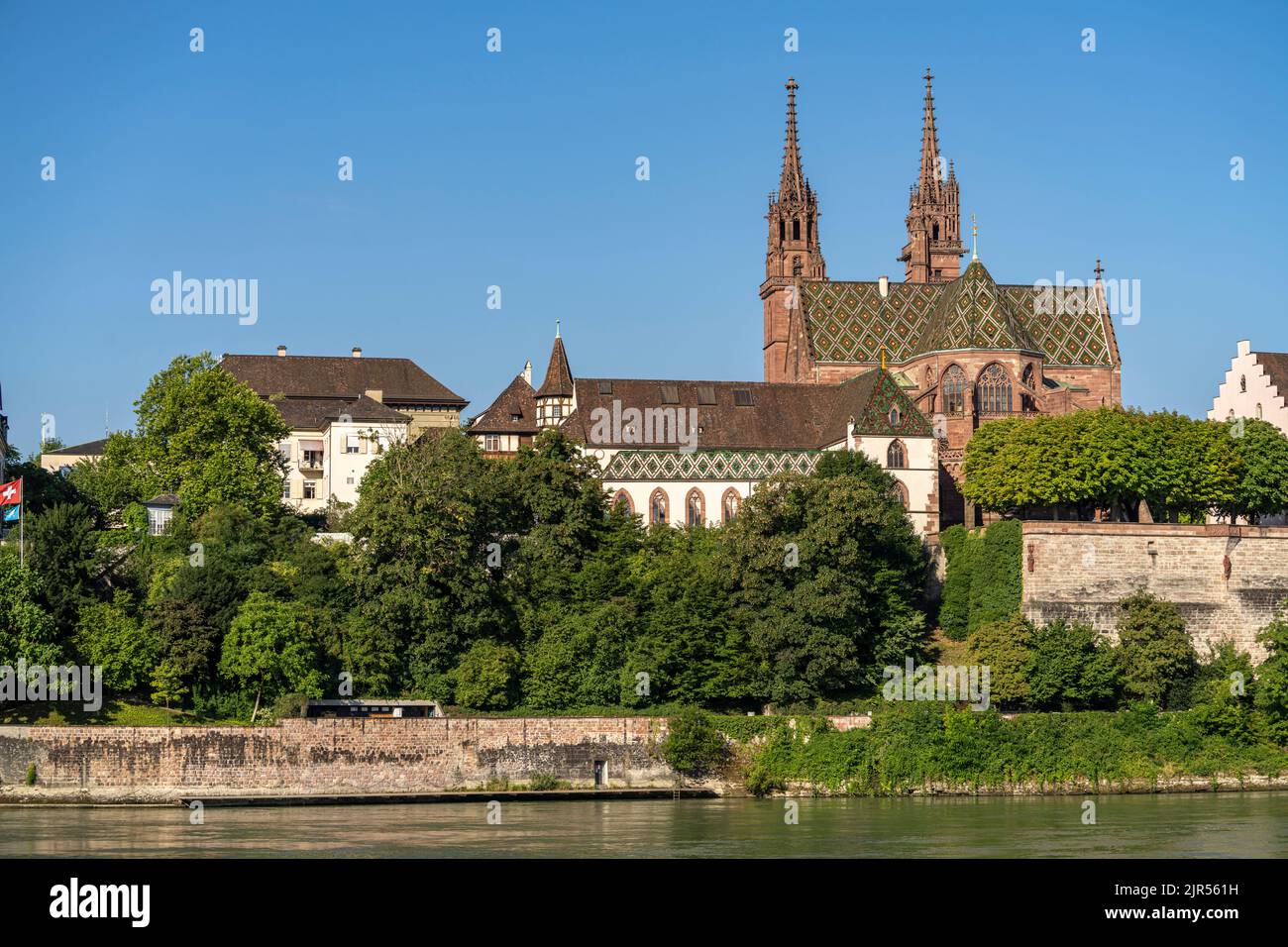 Das Basler Münster und Münsterhügel in Basel, Schweiz, Europa | das Basler Münster und der Domhügel in Basel, Schweiz, Europa Stockfoto