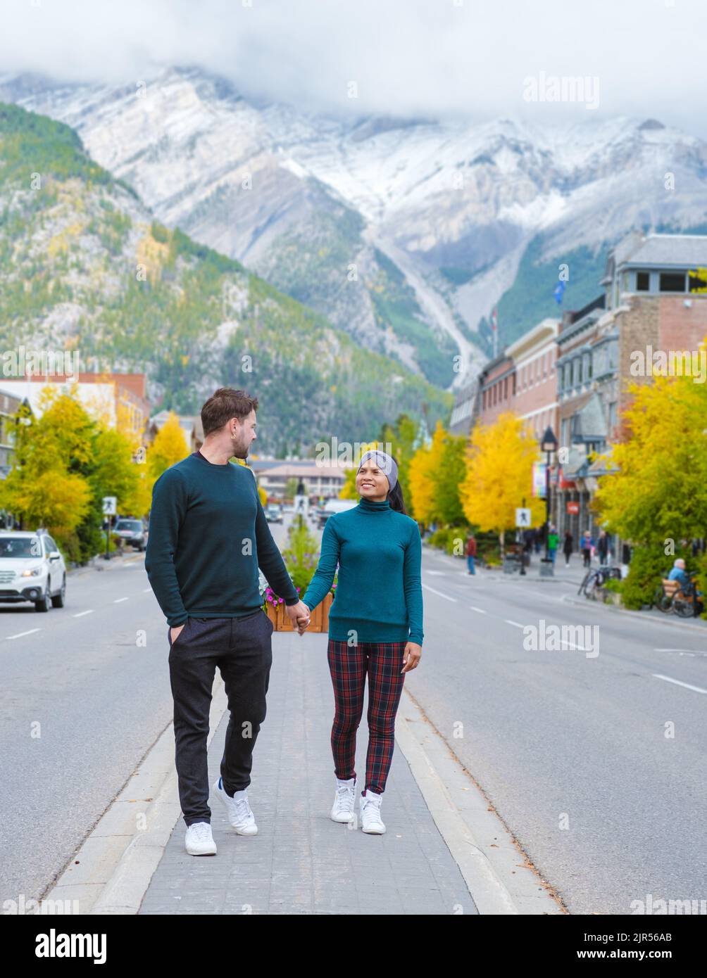 Banff Dorf im Banff Nationalpark Kanada Kanadische Rockies während der Herbstsaison. Ein paar Männer und Frauen machen Urlaub in Banff Canada zwischen den Bergen Stockfoto