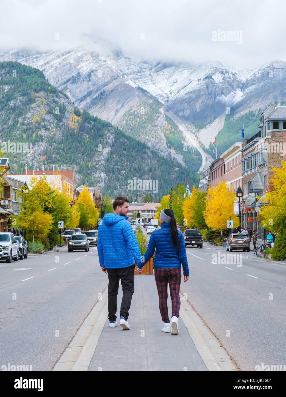 Banff Dorf im Banff Nationalpark Kanada Kanadische Rockies während der Herbstsaison. Ein paar Männer und Frauen machen Urlaub in Banff Canada zwischen den Bergen Stockfoto